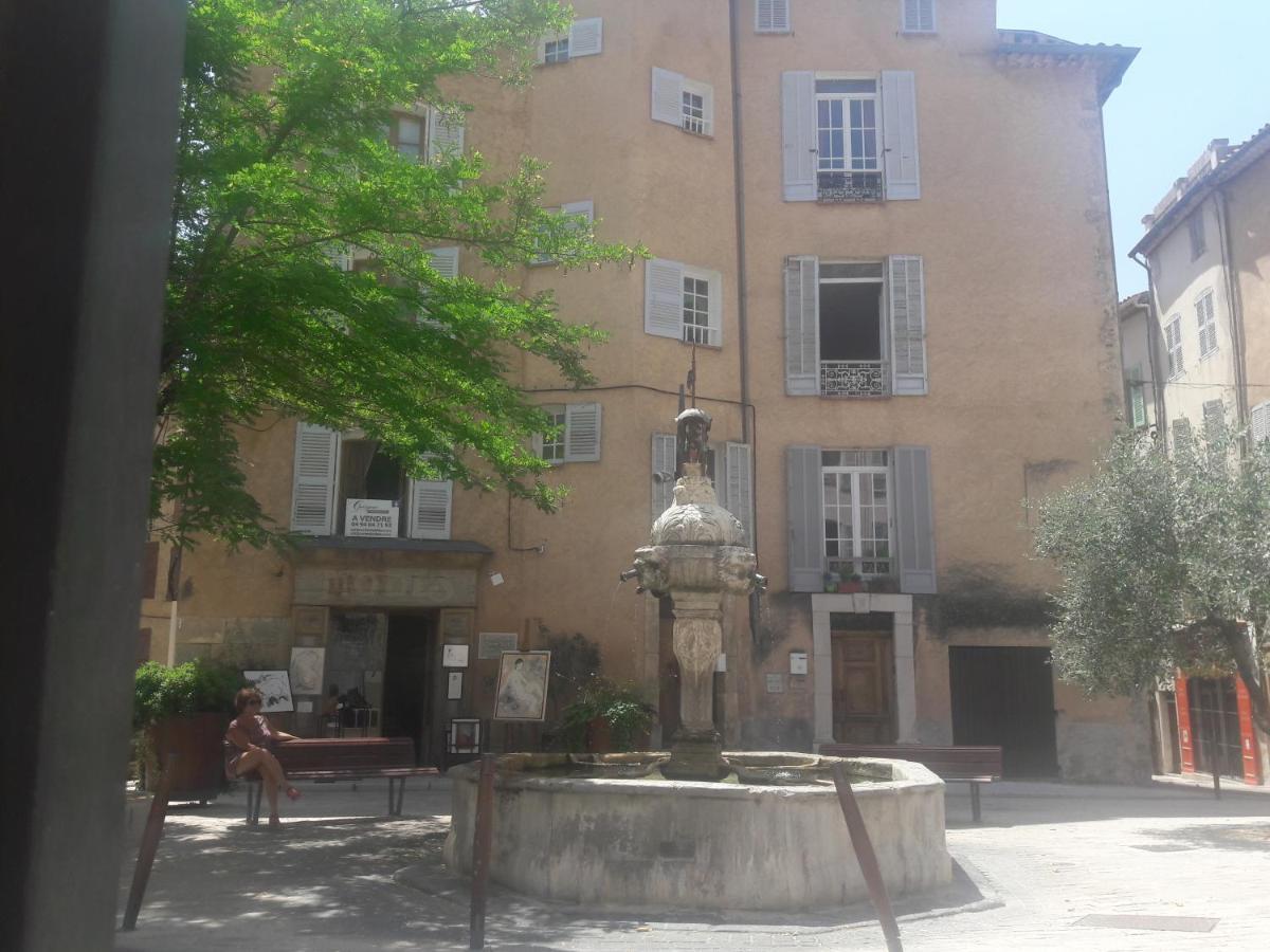 Apartment In The Heart Of Cotignac Exterior photo